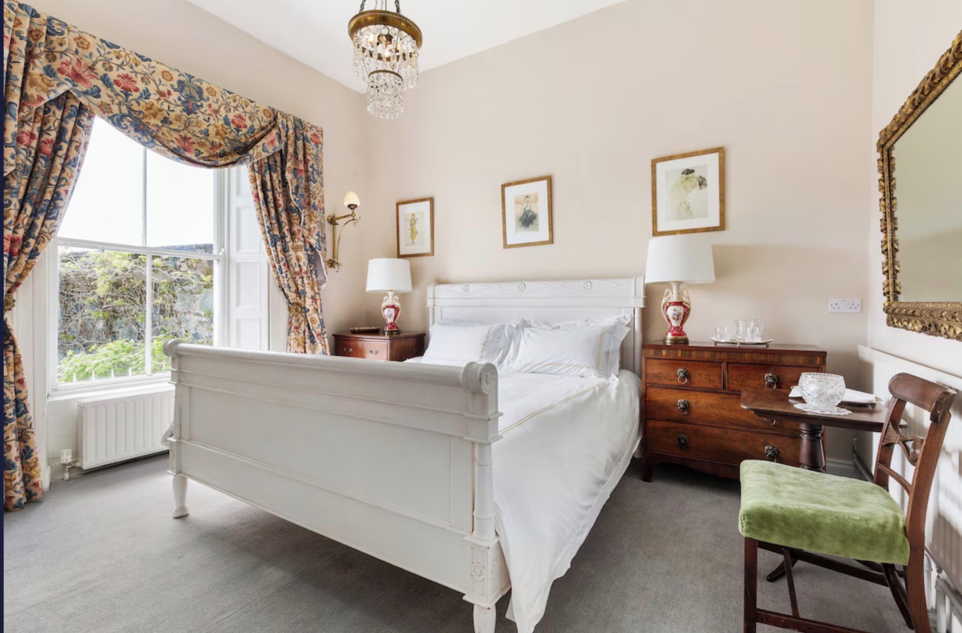 Sleigh-bed guest room