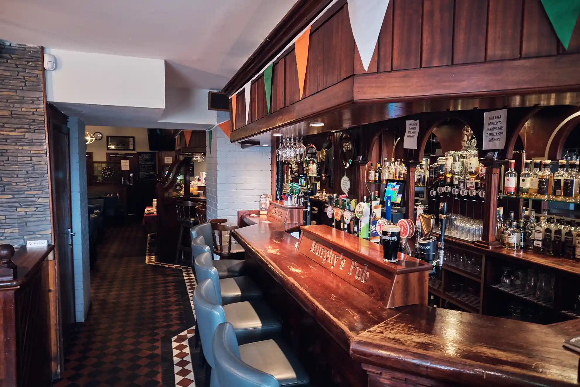 Murphy's Pub, Dingle — traditional timber bar interior